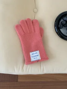 Guanti touchscreen in maglia rosa dettaglio, guanti invernali caldi a cinque dita da donna.