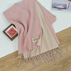 Gemütlicher, doppelseitiger rosa-beigefarbener Winterschal mit stilvollen Fransen und Label.
