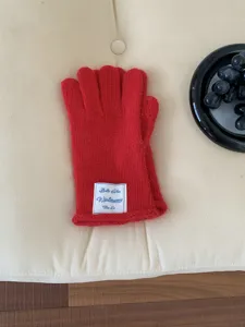 Guanti invernali in maglia tinta unita rossi da donna, guanti caldi dettaglio cinque dita.