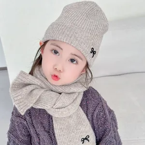 Warmer Kinder Winter Strickmütze und Schal Set mit süßer Schleife für Jungen und Mädchen.