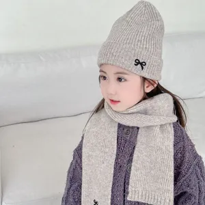 Kinder grau Strickmuetze und Schal Set mit schwarzer Schleife Stickerei Herbst Winter.