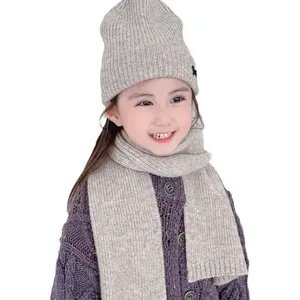 Graues Kinder Strickmütze und Schal Set mit süßer Schleifenstickerei für den Winter.