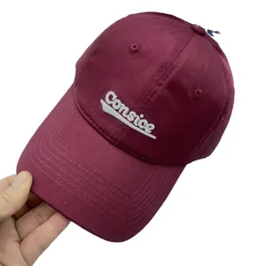 Cappello da baseball bordeaux uomo donna, dad hat morbido con ricamo bianco anteriore.