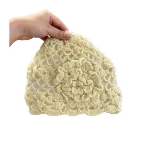 Berretto in maglia crochet vintage con motivo floreale, morbido cappello invernale.
