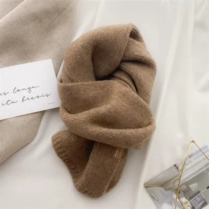 Detailansicht eines weichen braunen Strick Kaschmir-Gefühl Winterschals, eleganter Halswärmer.