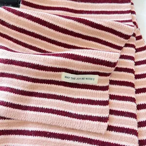 Detail d'echarpe en tricot, echarpe d'hiver chaude et douce pour femmes, accessorio.