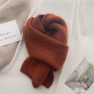 Detailansicht des weichen Strickschals aus Kunstkaschmir in warmer Rostfarbe, ideal winter.