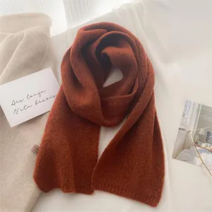 Gemütlicher karamellfarbener Damen-Strickschal für den Winter, weicher Kaschmir-Griff Detail.