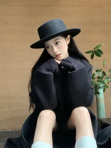 Detailansicht des schwarzen Wollhutes am Model, gemütliches Winter Modeaccessoire Nahaufnahme