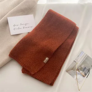 Gemütlicher Strickschal in Rostrot, weicher warmer Halswärmer für Damen im Winter Detailansicht