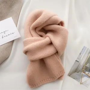 Nahaufnahme des weichen rosa Strickschals mit kaschmirartiger Textur für den Winter.