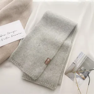 Weicher grauer Strick Schal Detailansicht mit kuscheliger Haptik für stilvolle Damen im Winter.