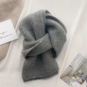 Grauer kuscheliger Winterschal im Detail, weicher Kaschmir-Gefühl Halswärmer für Damen.