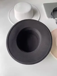 Klassischer schwarzer Woll-Fedora-Hut für Herbst und Winter, breite flache Krempe Retro.