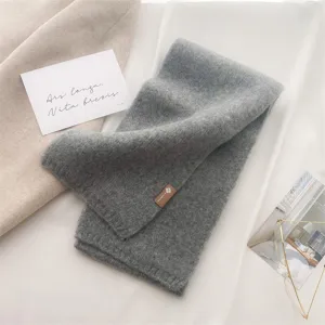 Nahaufnahme des grauen Winter Strickschals mit Kaschmirgefühl, weicher warmer Damenschal.