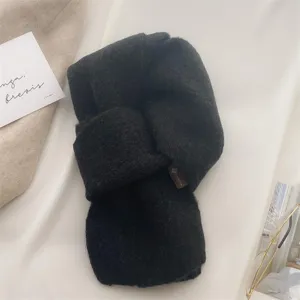 Detailansicht eines weichen Strick-Winterschals in Dunkelgrau, warmer Nackenschwärmer.