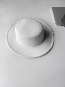 Weißer Filzhut mit flacher Oberseite im Detail, klassischer Wollmischhut für den Alltag.