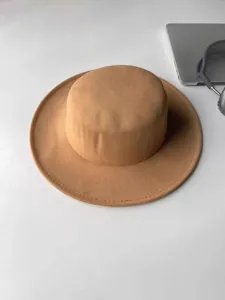 Detailansicht eines klassischen braunen flachen Hut mit breiter Krempe, vintage Winter-Accessoire.