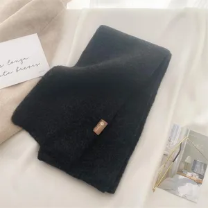 Gemütlicher dunkelgrauer Winterschal, weiche Strick-Halswärmer für Damen Detailansicht.