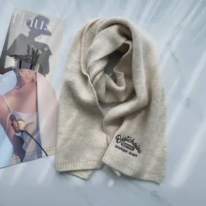 Gemütlicher warmer Strickwolle Schal für Damen im Winter mit feiner Stickerei Halswärmer