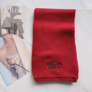 Roter Strickschal aus warmer Wollmischung mit schicker Stickerei für Damen und Herren.