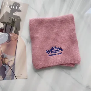 Gemütlicher rosa Strick-Wollschal für den Winter mit stylischer blauer Stickerei weich.