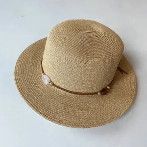 Detailaufnahme des flachen Strohhuts für Damen mit chicem Lederriemen und Steinen.