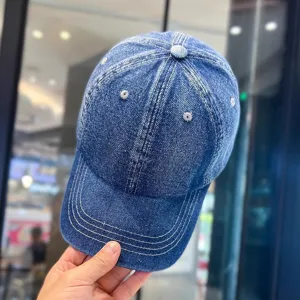 Klassische blaue Jeans-Baseballkappe mit strapazierfähigen Nähten für den täglichen Freizeitlook.