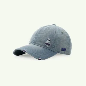 Detailansicht der Destroyed-Jeans-Baseballkappe mit Vintage-Waschung und lila Stickerei.