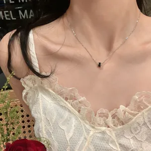 Élégante petite taille pendentif collier de clavicule noir pour femmes, bijoux de design de niche.