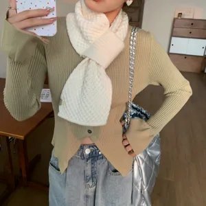 Gemütlicher Strickschal für Damen, warmer Überkreuz-Halswärmer im Winter, weiches Detail.