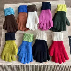 Kleurrijke gebreide handschoenen met contrasterende boorden, warme winterhandschoenen detail.