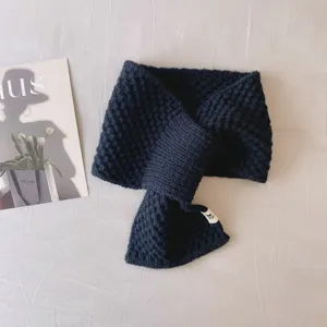 Gemütlicher dunkelblauer Strick-Kreuzschal für Damen, warmer Winter-Kragenwärmer.
