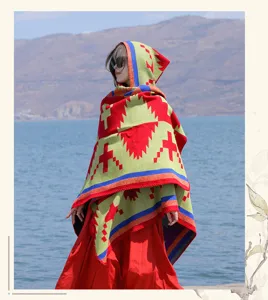 Etnische capuchon poncho detail, gezellige warme gebreide cape in prachtig landschap uitzicht.