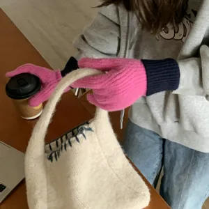 Gebreide tweekleurige winterhandschoenen voor dames met warme contrastmanchetten