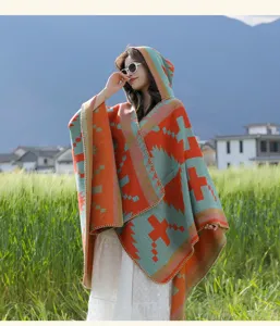 Etnische stijl capuchon poncho cape voor vrouwen, warme winter gebreide sjaal, detail.