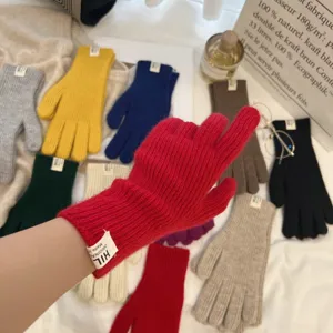 Guantes de invierno de punto para pantalla táctil en mezcla de lana cálida y diseño elegante.