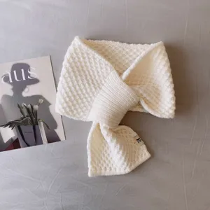 Weißer Strick Kreuz Schal für Damen, warmer kuscheliger Winterschal und stylisches Halstuch.