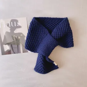 Dunkelblauer Strickschal für Damen, warmer Kreuzhals-Muffler im Winter, weicher kuscheliger Halstuch