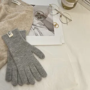 Guantes de punto grises para mujer, guantes de invierno cálidos de mezcla de lana con pequeña etiqueta.
