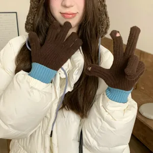 Gebreide vingervrije kleurenblok handschoenen detailopname, gezellige winter handwarmers.