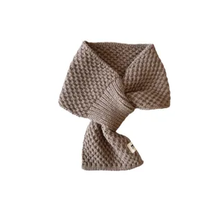 Gemütlicher, warmer Winter-Strick-Kreuzschal für Damen, praktischer und modischer Halsschal.