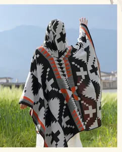 Etnische poncho met capuchon, geometrisch patroon, warme reiscape en stijlvolle wintermantel.