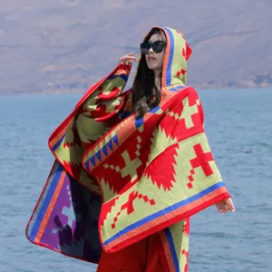 Etnische stijl met capuchon poncho cape voor vrouwen, geometrisch patroon warme reissjaal.