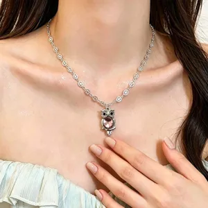 Collier hibou argenté chic avec un pendentif en cristal rose et de délicats maillons.