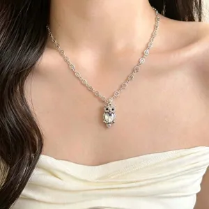 Gros plan detaille du collier pendentif hibou argente elegant, mettant en valeur la chaine.