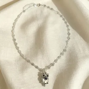 Détail exquis du collier hibou argenté, choker élégant pour look quotidien et beau cadeau.