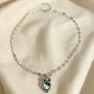 Collier hibou vert menthe chic avec chaîne florale délicate et pendentif en cristal scintillant.