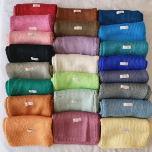 Einfarbiger Strickschal für Damen, winterlicher warmer Wollschal mit Markenetikett, bunt.