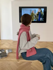 Gemütlicher rosa Strickschal für Damen, warmer Winter Halswärmer mit schickem Stofflabel.